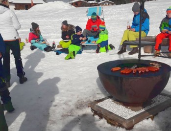 Grillplatz im Winter neben Snowtubing